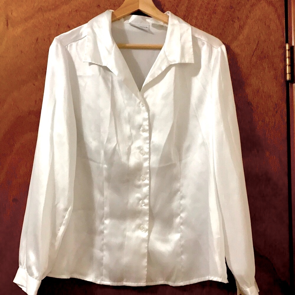 Jaclyn Smith white silk button down. 22in top to bottom of top. 19in width.
